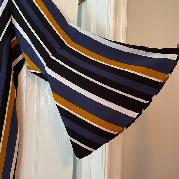 Gorgeous fashionable tunic. Bell sleeves. - Picture 2 of 3